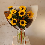 Load image into Gallery viewer, Sunflowers Bouquet in Vase