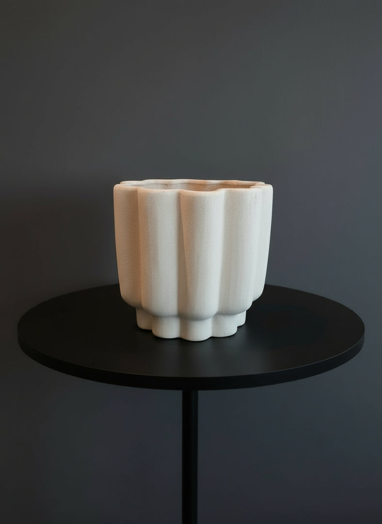 Gustel White Flower pot