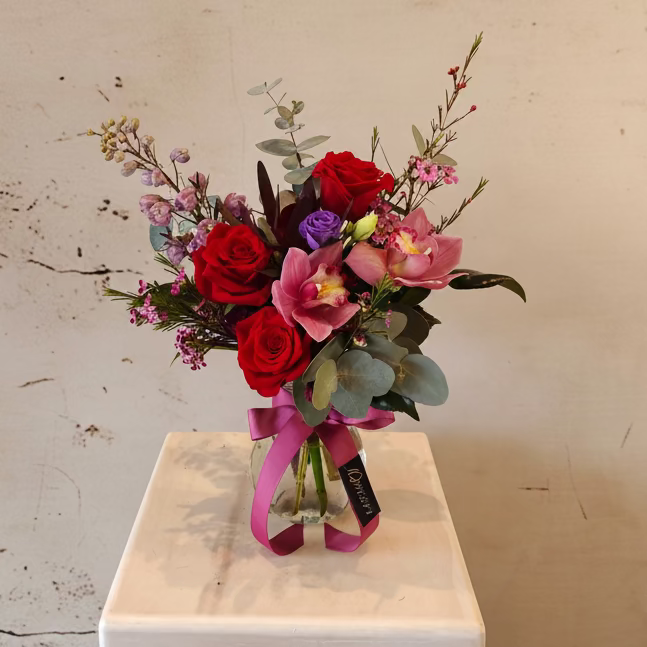 Phoenix - posy in vase