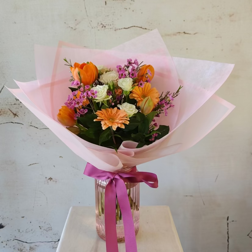 Golden hour - bouquet in vase