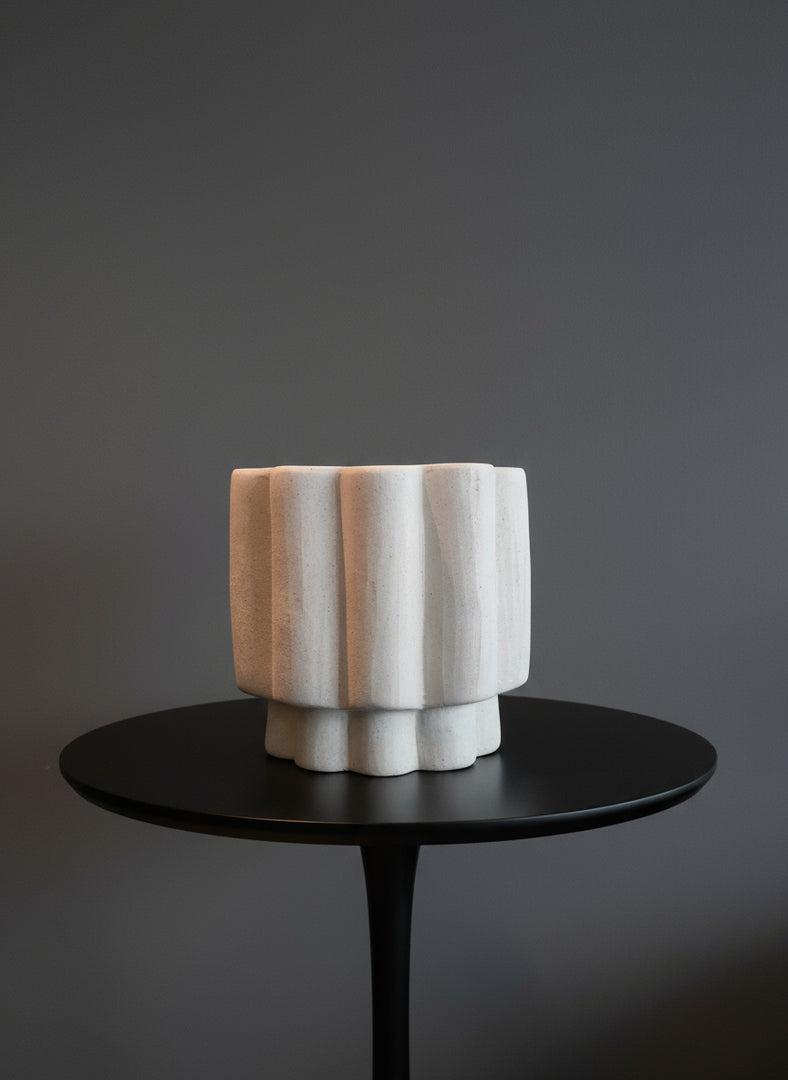 Gustel White Flower pot