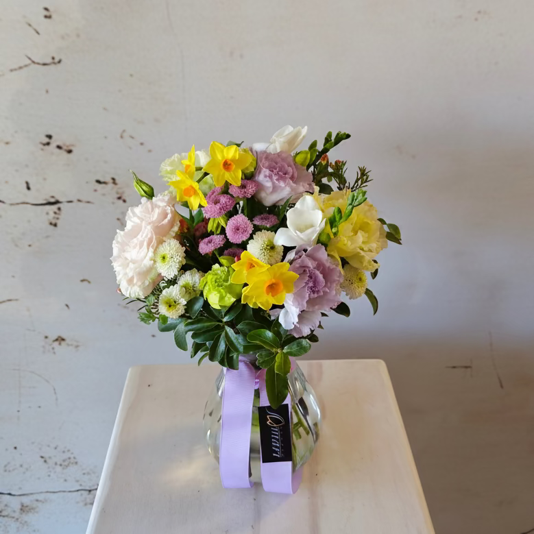 Sunny Smile - posy in vase